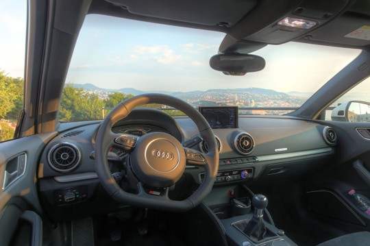 Audi A3 Limousine S-Line Innenraum mit Blick auf Budapest