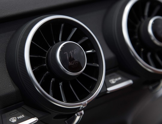 Lufteinlassdüsen im 2014 Audi TT im Turbinendesign mit integriertem Display