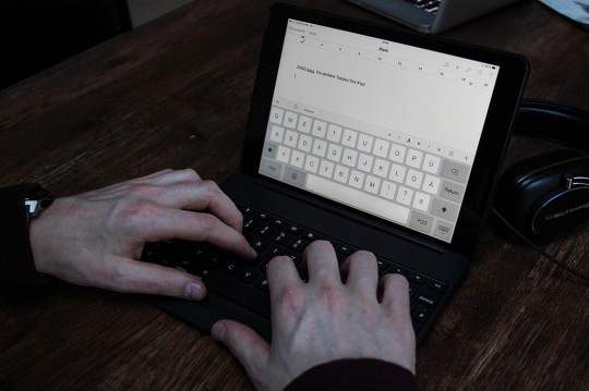 ZAGGkeys Folio iPad Air Tastatur Hülle - Tastaturbeleuchtung in sieben Farben und drei Intensitäten